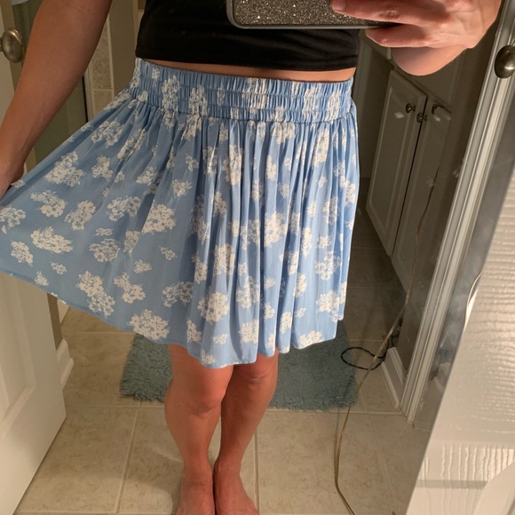 Cute flowered skirt. NWOT - Picture 3 of 3